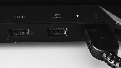  نماد باتری در کنار پورت USB به چه معناست؟