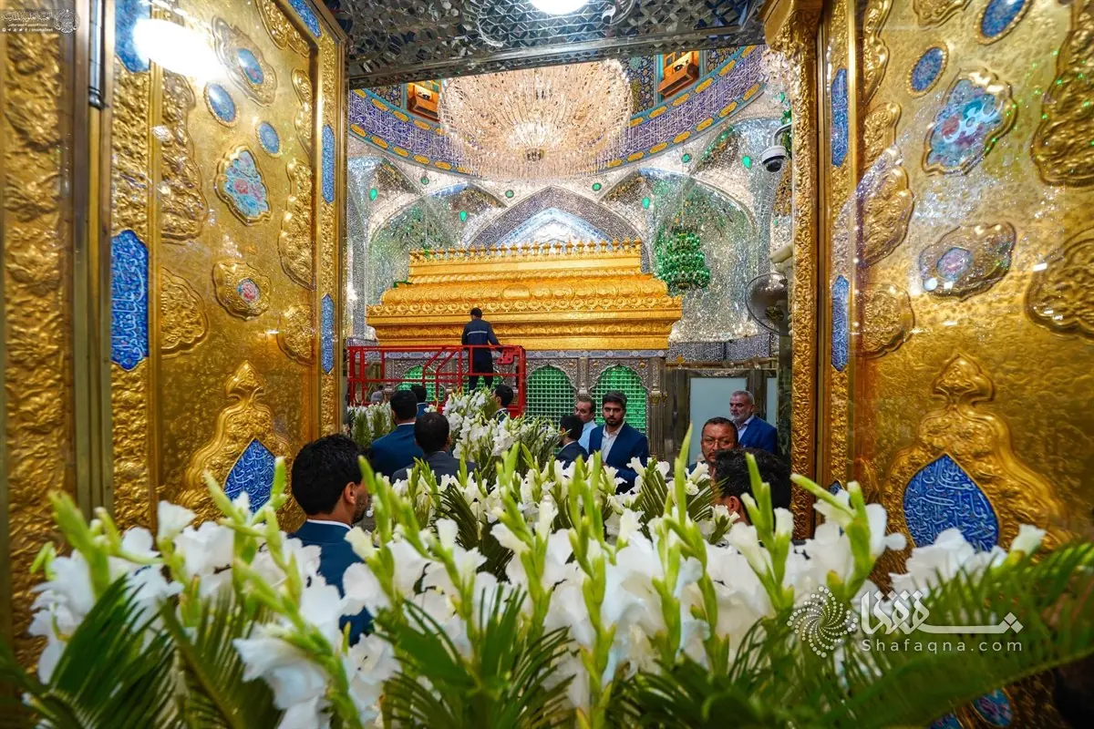  تصاویر: گل آرایی ضریح امیرالمومنین علی(ع) در آستانه میلاد پیامبر اکرم(ص)