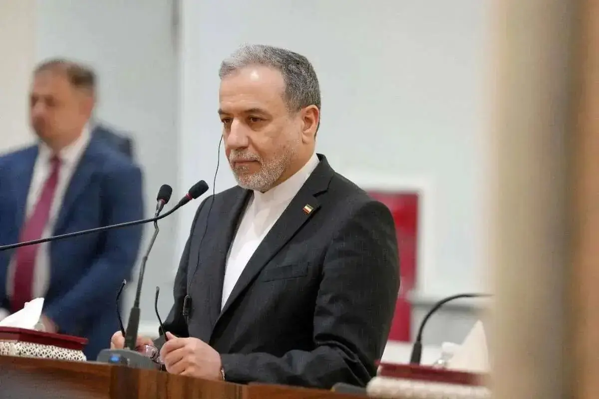  دیدار عراقچی از نمایشگاه مدرسه میناب