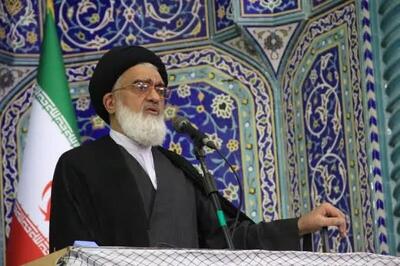 امام جمعه قم: مسئولان در سخن گفتن با مردم راوی قدرت و امید باشند/سواد رسانهای راه مقابله با جنگ شناختی است