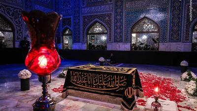  آقاجان! از وقتی که رفتی شدیم مثل بچه یتیم‌ها/ گوشه‌ای از دلتنگی زائران مزار نورانی رهبر شهید انقلاب در رواق دارالذکر حرم مطهر رضوی + فیلم