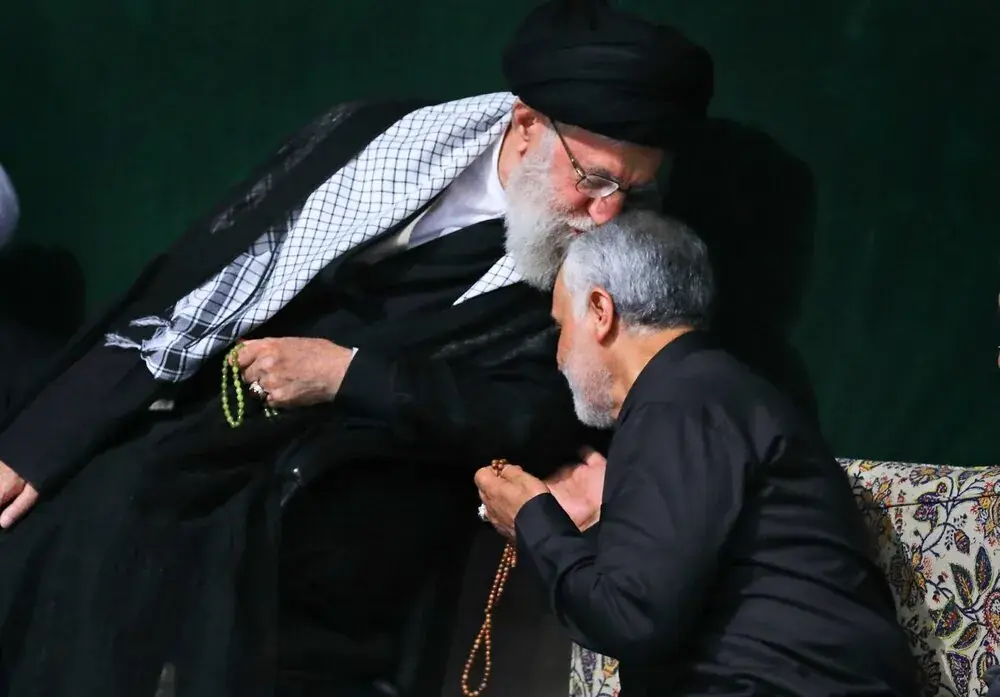 ماجرای گزارشی که رهبر شهید انقلاب برای ثبت عظمت کارهای شهید سلیمانی، آن را نزد خود نگه داشتند + فیلم