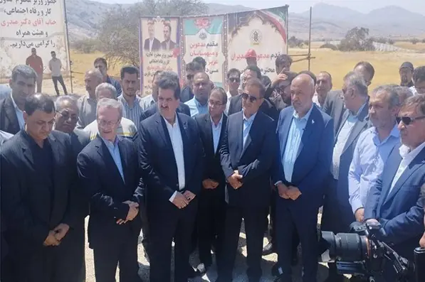 کلنگزنی فاز دوم نیروگاه خورشیدی 100 مگاواتی فیروزآباد - تسنیم