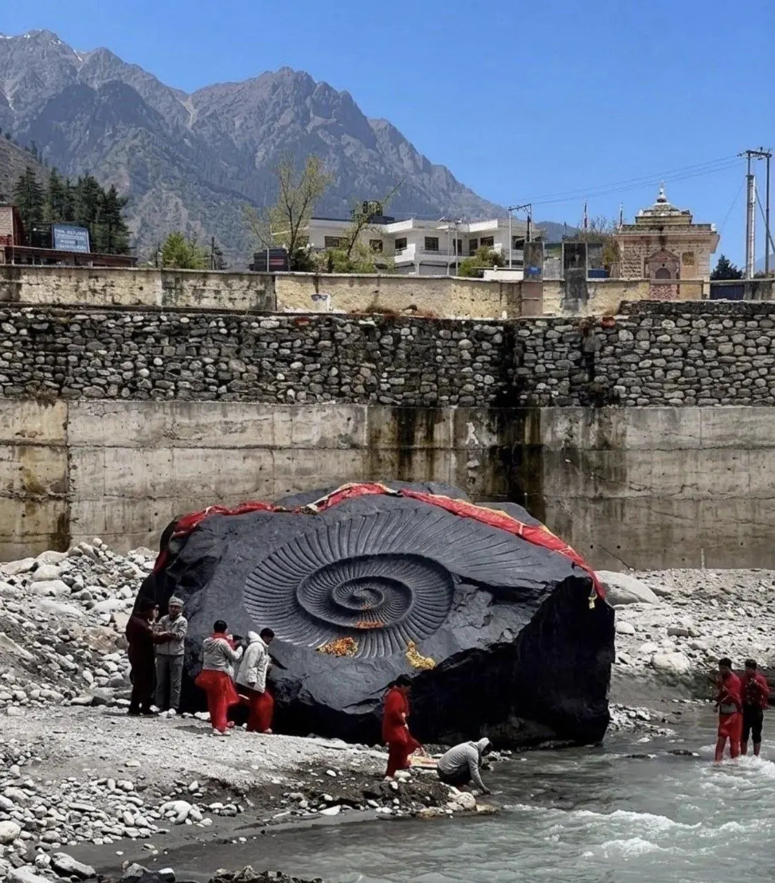  کشف سنگ ۱۷۰ میلیون ساله بعد از سیل وحشتاک نپال؛ غول ۳۰ تنی شالیگرام | آخرین خبر