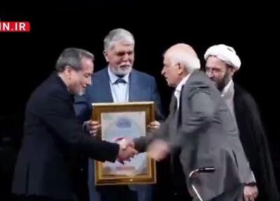 عراقچی دست استادش آقای زرگرینژاد استاد دانشکده روابط بینالملل را به نشانه ادب بوسید | آخرین خبر