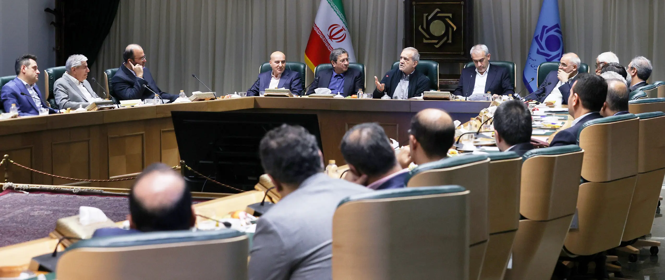 نشست ۳ ساعته «پزشکیان» با اقتصاددانان درباره مدیریت اقتصاد در وضعیت جنگی