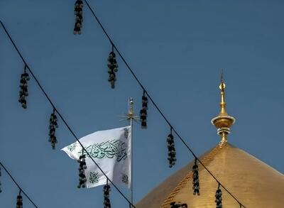 تعویض پرچم ایوان طلای حرم امیرالمؤمنین در آستانه میلاد پیامبر