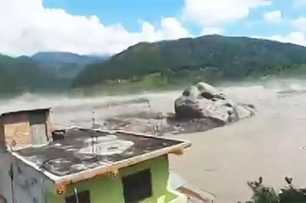 کشف سنگ ۳۰ تنی ۱۷۰ میلیون ساله پس از سیل نپال