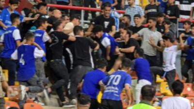  سنگ‌باران هواداران استقلال و فولاد پس از پایان بازی!