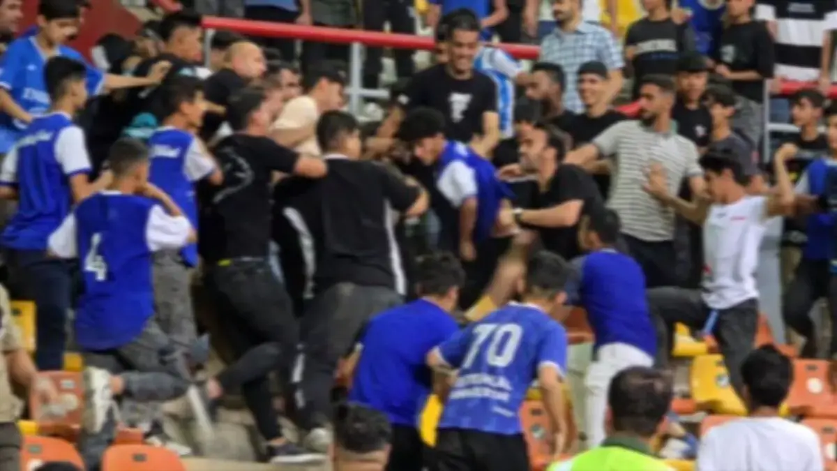  سنگ‌باران هواداران استقلال و فولاد پس از پایان بازی!