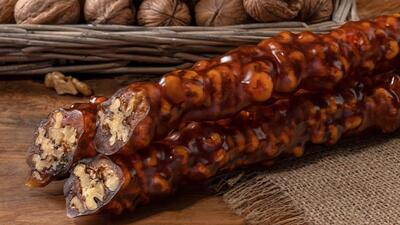 طرز تهیه سجوق با شیره انگور به روش سنتی؛ شیرینی اصیل و مقوی با گردو