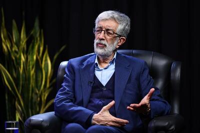  حداد عادل: یک عده ای چیزی می‌نویسند و در میدان سعی می‌کنند جلو دوربین بگیرند که مذاکره نباید بشود و مذاکره خیانت است / رهبری می‌گویند این غلط است، این دوگانگی موهوم است، یعنی هم مذاکره در جای خودش لازم است، هم آماده جنگ باشیم / یک عده بگویند سازش کنیم و یک عده بگویند جنگ کنیم دو دسته شوند این حرفه …