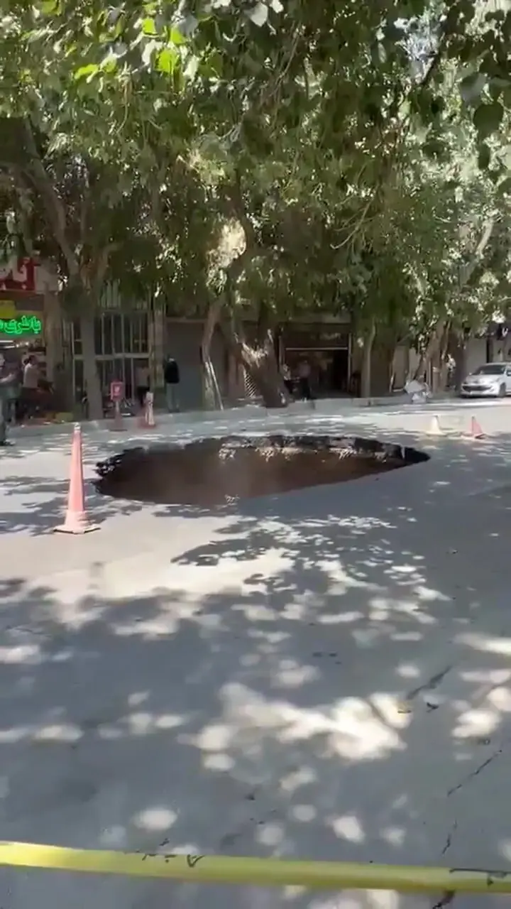 لحظه فرونشست ناگهانی زمین در خیابان نشاط اصفهان