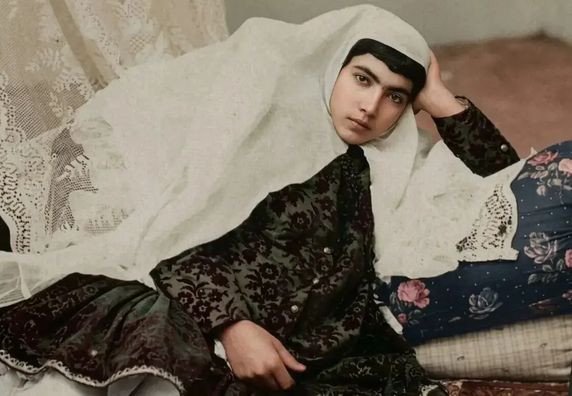  سفر به دوران قاجار؛ از «میوه‌فروشی رشت» تا «پنج جوان تریاکی»