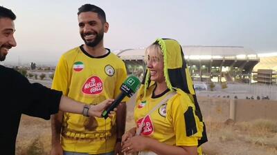 گفت و گوی جالب با زوج شیرازی که برای حمایت از فجر مقابل ذوب آهن به ورزشگاه آمدند
