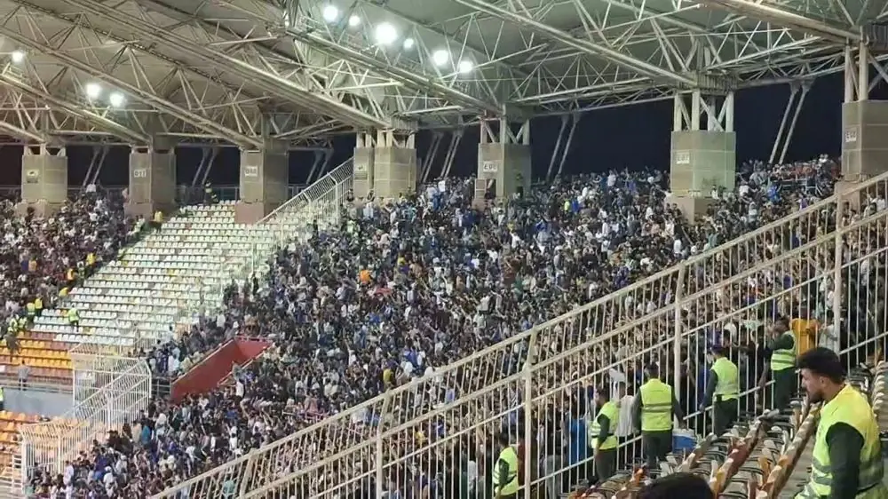  درگیری لفظی و پرتاب بطری بین هواداران فولاد و استقلال
