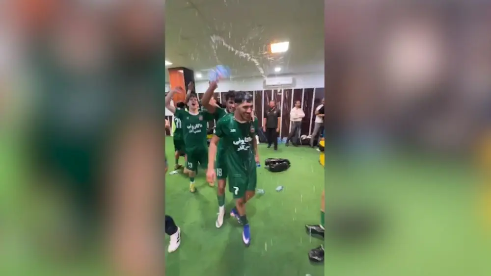  جشن و شادی شمس آذری‌ها در رختکن بعد از پیروزی برابر نساجی