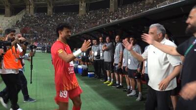از استقبال پرشور هواداران تا خوش و بش رامین رضاییان با نیمکت استقلال