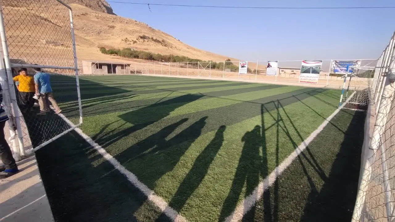 ورزشکاران روستای چهر هرسین صاحب زمین چمن شدند