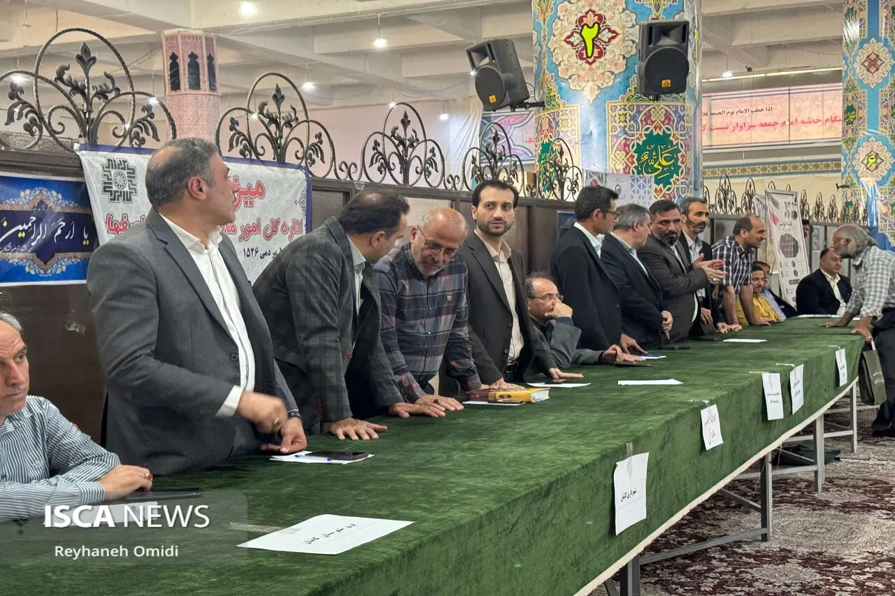  پاسخگویی مسئولان کاشان در میز خدمت به مناسبت هفته دولت