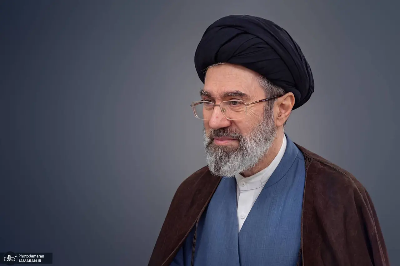  پیام رهبر انقلاب: قاطعانه اعلام می‌کنم ارتکاب هرآنچه به ضرر انسجام اجتماعی باشد، ممنوع است/ هر نوع دوگانه‌سازی‌ موهوم از قبیل جنگ یا مذاکره، وفاق یا تندروی، سازش یا جنگ‌طلبی که در گذشته خسارتهایی وارد ساخته، از این پس هم میتواند همان تأثیر را به‌جا بگذارد