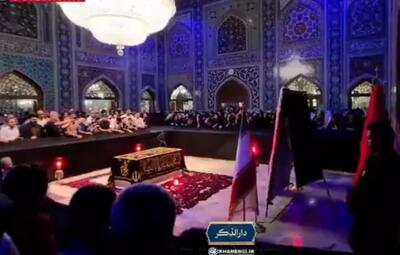 ببینید | نمایی از رواق دارالذکر حرم مطهر رضوی و حضور زائران در جوار مزار نورانی رهبر شهید انقلاب