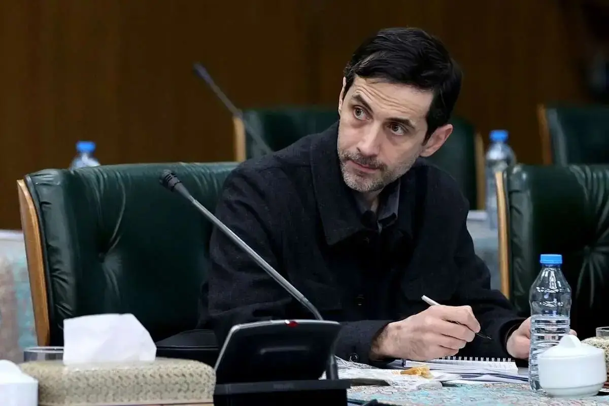 یوسف پزشکیان در حمایت از معاون رئیس جمهور: غنی سازی نه اصول دین است نه ناموس ما و نه حیاتمان وابسته به آن/ مسائل را ناموسی نکنید که هیچکس نتواند دربارهاش حرف بزند/ اگر منافع ما در غنی سازی یا موشک است، نگه داریم و اگر نیست دست برداریم/ عکس
