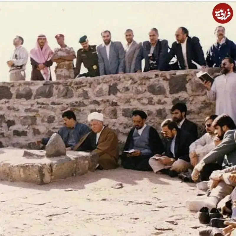 عکس/ هاشمی رفنسنجانی و همراهانش در قبرستان بقیع؛ دهه ۷۰