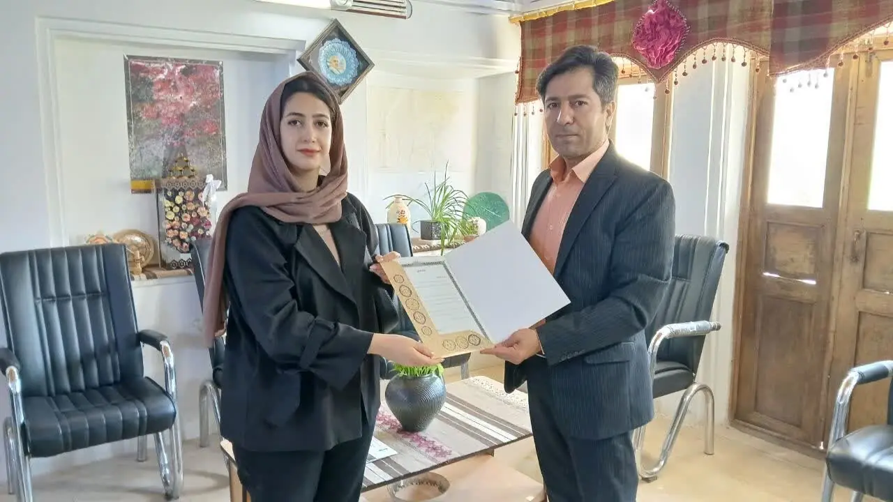 از برگزیدگان مسابقات هنری با موضوع صنایع دستی در مهدیشهر تجلیل شد