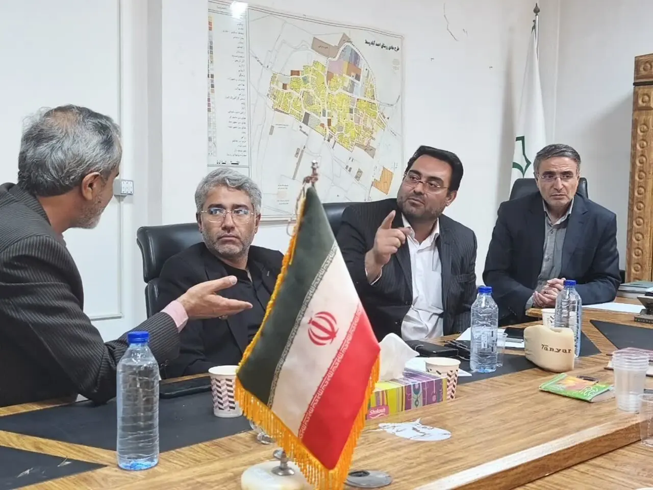 نشست بررسی توزیع عادلانه آب کشاورزی در روستای احمدآباد برگزار شد
