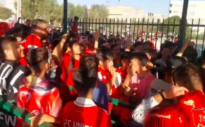  ویدیو| هواداران پرسپولیس با شعار برای تارتار تعیین تکلیف کردند!