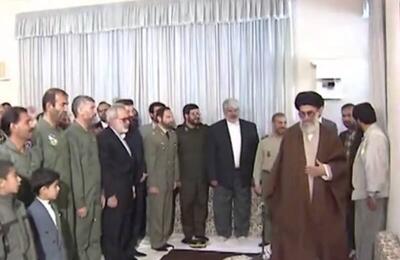 فیلم/ دیدار جمعی از آزادگان با رهبر شهید انقلاب در سال ۷۷