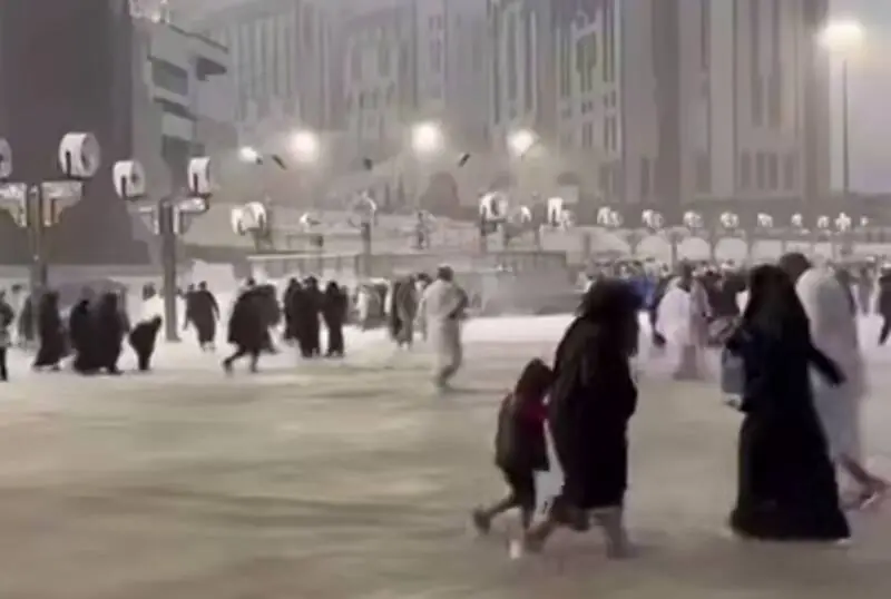  فیلم/ آب‌گرفتگی مسیر زائران مسجدالحرام را بست