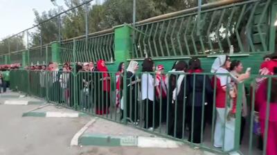  ویدیو| صف طولانی زنان هوادار پرسپولیس در قلعه حسن خان - پارس فوتبال