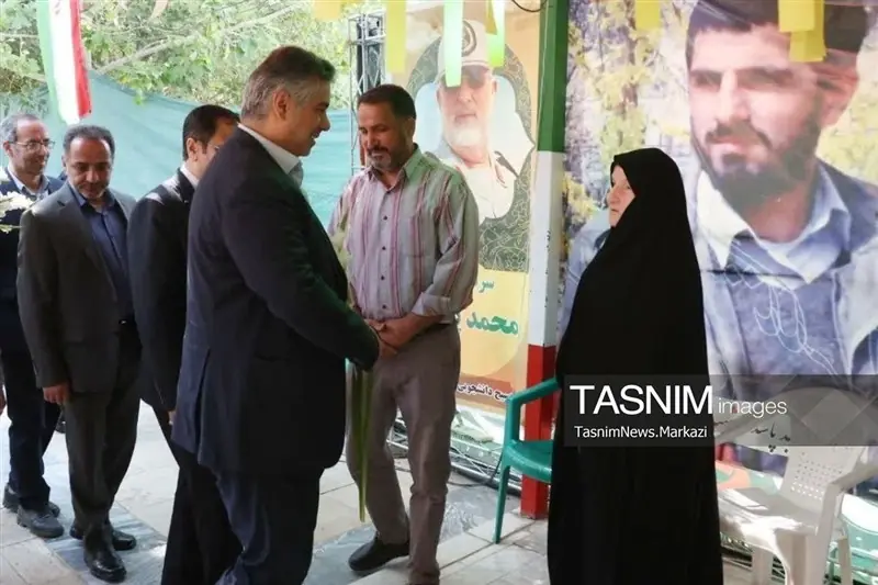 همزمان با هفته دولت؛ ادای احترام استاندار مرکزی به شهید سپهبد پاکپور - تسنیم