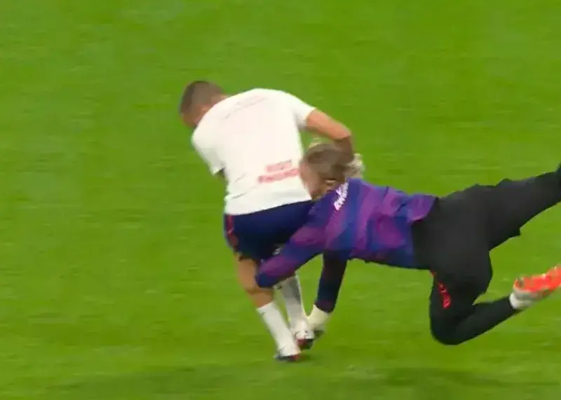 پنیک در پاریس: ضربه وحشتناک به گردن ستاره پیاسجی!