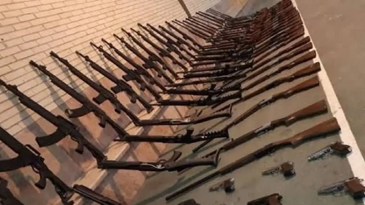 کشف ۳۸ قبضه سلاح جنگی با اشراف اطلاعاتی مرزبانان در غرب کشور