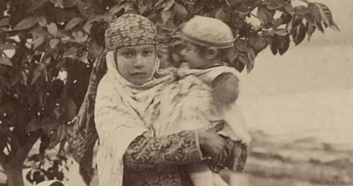عکس یادگاری یک خانوادۀ زرتشتی در حیاط خانهشان؛ 140 سال قبل