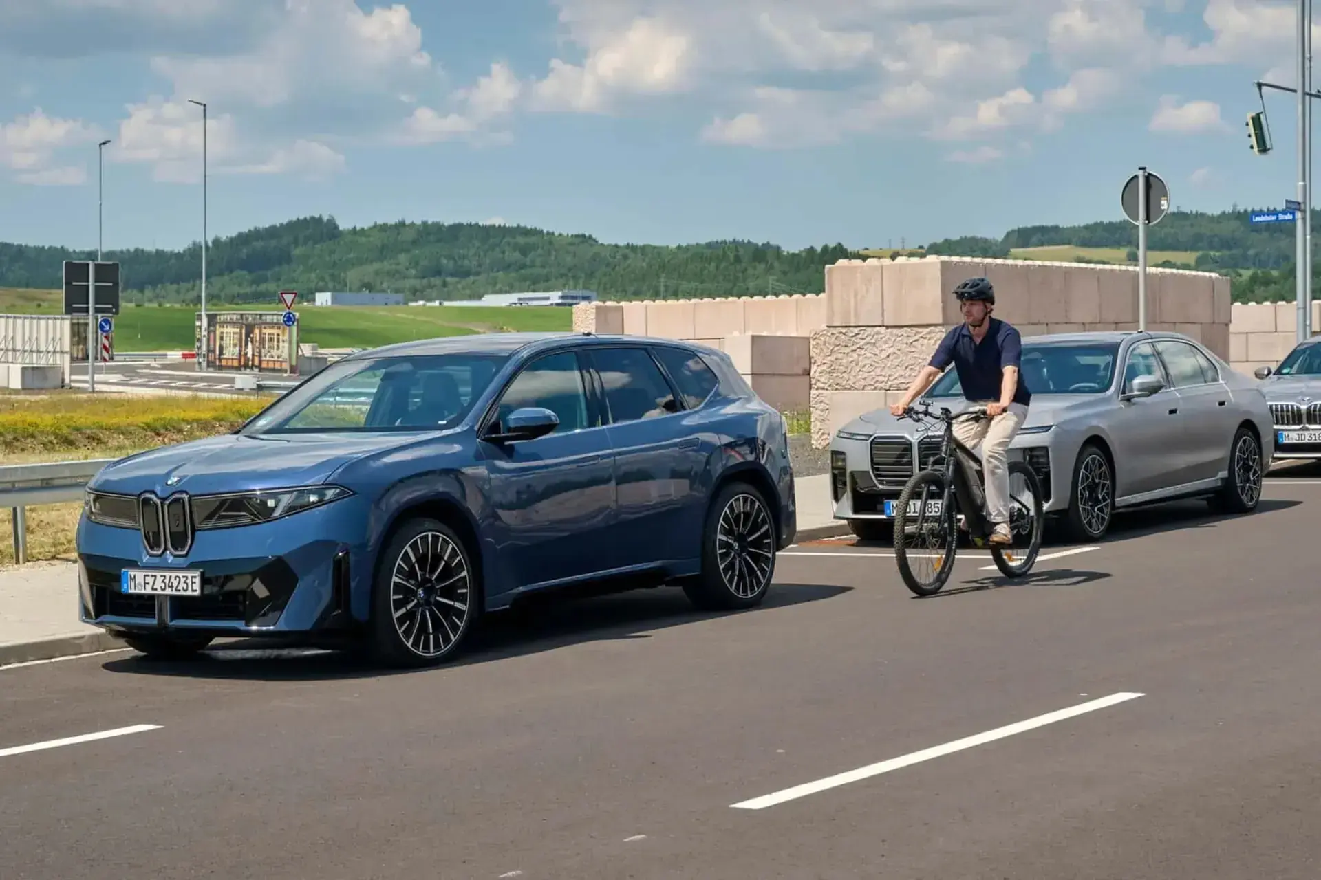  خودرو جدید BMW راهکاری هوشمند برای جلوگیری از تصادف با دوچرخه‌سواران دارد