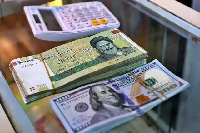 بازار رسمی دلار زیر سایه بازار غیررسمی؛ فقط ۴ درصد عرضه جذب شد