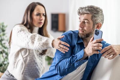  توهم خیانت همسر؛ نشانه ها، دلایل و راه های درمان