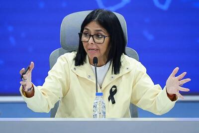 بلومبرگ: جناحهای تندرو ونزوئلا و نیروهای مخالف دولت از دلسـی رودریگز، رئیسجمهور موقت، به دلیل توافق نفتی با ترامپ / این توافق بدون مشارکت مخالفان ونزوئلا مذاکره شده / رودریگز روی این حساب کرده بود که توافق با ترامپ راه او برای تحکیم بیشتر قدرتش باشد / این توافق احتمالاً انگیزههای امریکا برای حر …