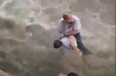  ببینید / لحظه نجات یک کودک از سیل البداوی طرابلس