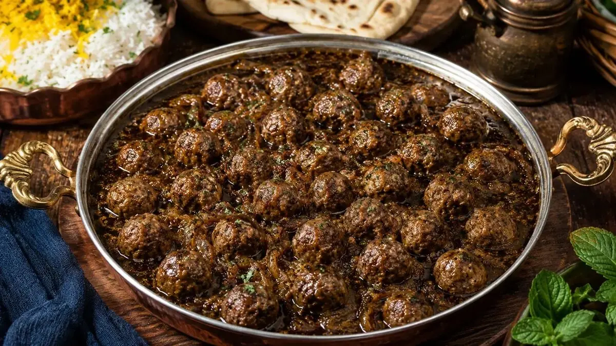 طرز تهیه خورشت داود پاشا؛ غذای ترکی با طعم ملس رب انار و کوفتههای قلقلی