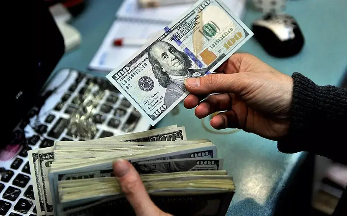 دولت با آزاد گذاشتن معاملات ارزی به دلار قاچاق رسمیت داده است/ خودمان بازی ترامپ را به سفره مردم منتقل میکنیم