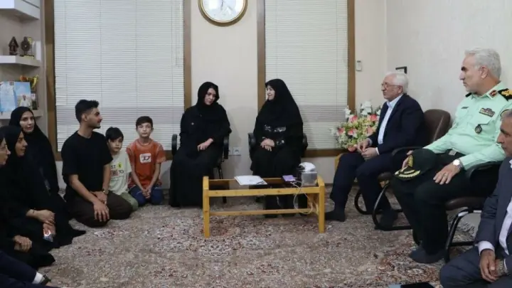  دیدار شینا انصاری با خانواده شهید جنگ رمضان در خراسان شمالی