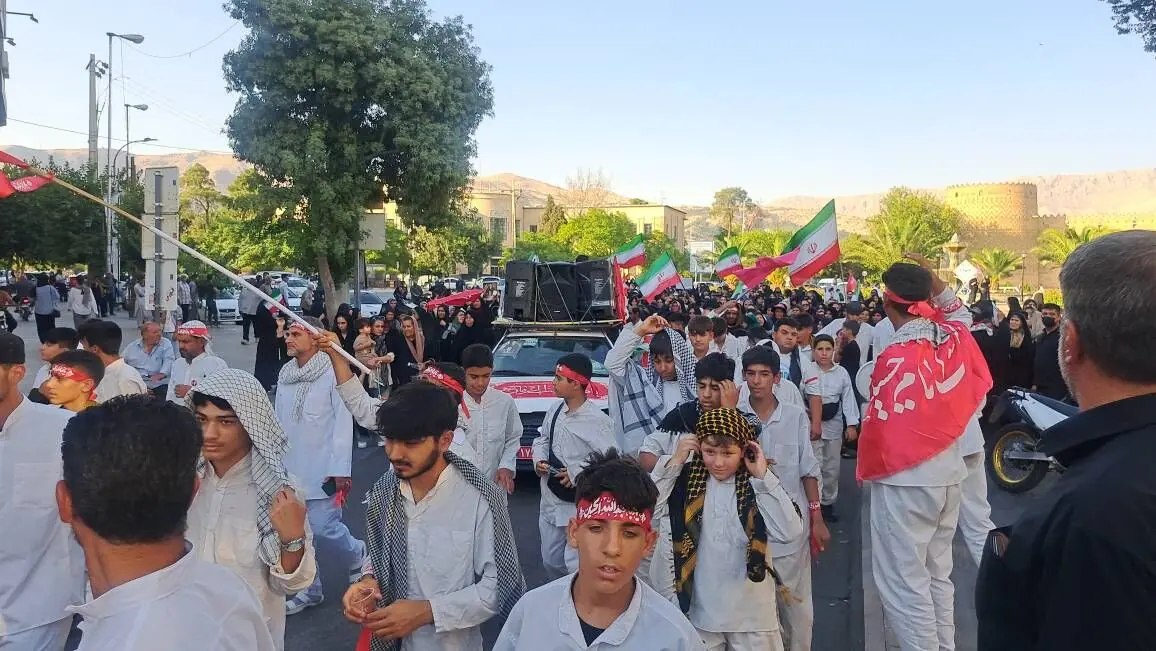  فیلم | کاروان پیاده خونخواهی قائد شهید در حرم شاهچراغ (ع)