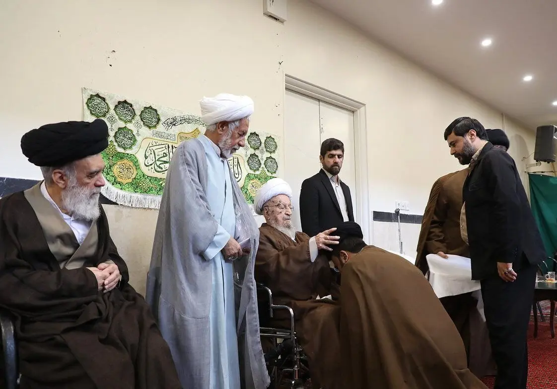 مراسم عمامهگذاری طلاب با حضور آیت الله مکارم شیرازی برگزار شد