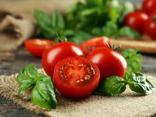 خوردن گوجه فرنگی برای این افراد ضرر دارد؛ ۵ عارضه مهم