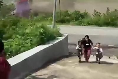 فیلم/ فرار لحظهآخری مادر و دو کودک از سیلاب مرگبار نپال